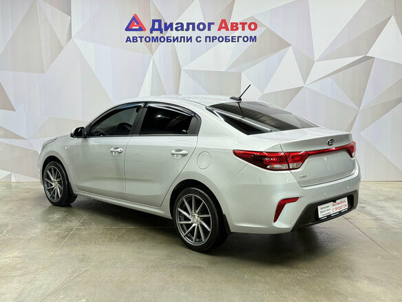2018 Kia Rio IV, серебристый, 1250000 рублей - вид 4