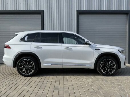 2026 Geely Monjaro (Xingyue L) I Рестайлинг 2 (China Market), белый, 3950000 рублей, вид 3