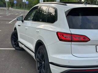 2018 Volkswagen Touareg III, белый, 3700000 рублей, вид 3