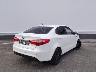 2013 Kia Rio 5-speed III, белый, 649000 рублей, вид 3