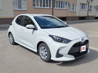 2021 Toyota Yaris IV, белый, 1200000 рублей, вид 1