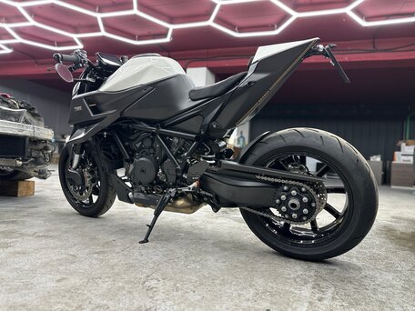 2023 KTM 1290 Super Duke R Evo, серый, 4999000 рублей, вид 2