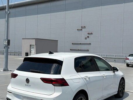2023 Volkswagen Golf VIII, белый, 1920000 рублей, вид 2
