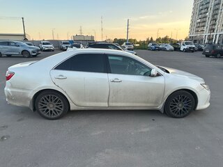 2017 Toyota Camry VII (XV50) Рестайлинг, белый, 2350000 рублей, вид 3