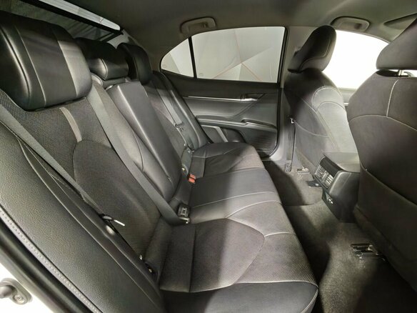 2021 Toyota Camry VIII (XV70) Рестайлинг, белый, 2830000 рублей - вид 15