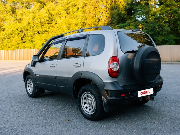 2017 Chevrolet Niva I Рестайлинг, серебристый, 500000 рублей - вид 3