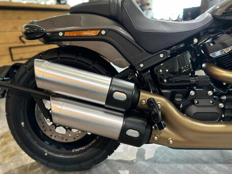 2024 Harley-Davidson Fat Bob, серый, 3250000 рублей, вид 2