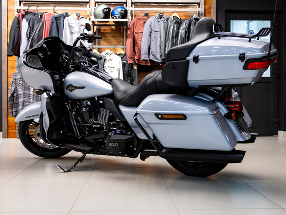 2023 Harley-Davidson Road Glide Limited, серебристый, 3150000 рублей - вид 2