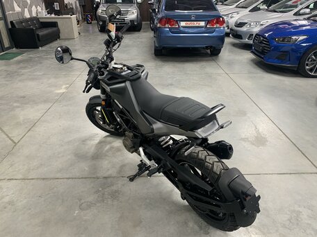 2020 Husqvarna Svartpilen 401, чёрный, 435000 рублей, вид 3