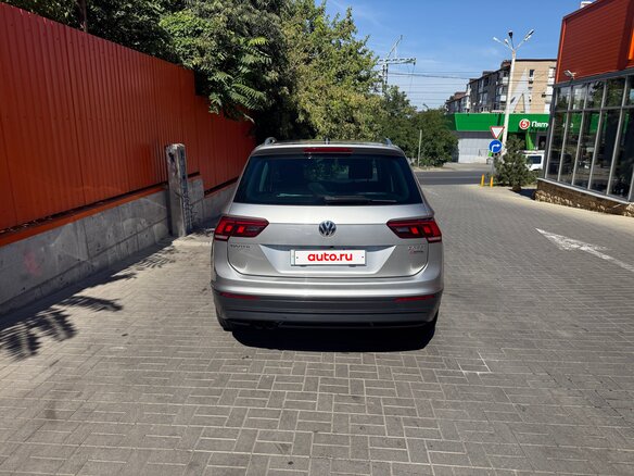 2017 Volkswagen Tiguan II, серебристый, 2350000 рублей - вид 5