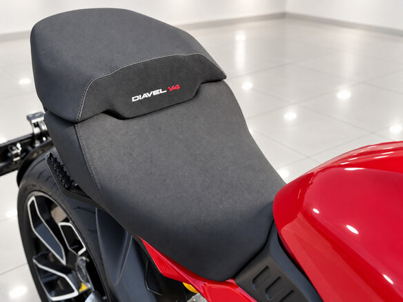 2023 Ducati Diavel V4, красный, 2543676 рублей - вид 11