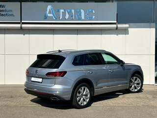 2021 Volkswagen Touareg III, серый, 5290000 рублей, вид 2