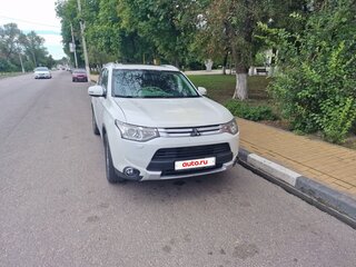2014 Mitsubishi Outlander III Рестайлинг, белый, 1400000 рублей, вид 2
