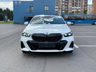 2025 BMW 5 серии 530i xDrive VIII (G60/G61/G68), белый, 8700000 рублей, вид 2