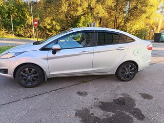 2015 Ford Fiesta Mk6 Рестайлинг, серебристый, 600000 рублей, вид 4