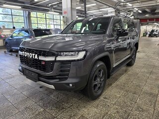 2023 Toyota Land Cruiser 300 Series, серый, 13990000 рублей, вид 3