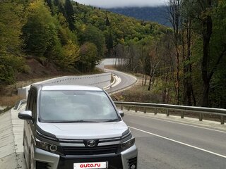 2014 Toyota Voxy III (R80), серебристый, 2096000 рублей, вид 2