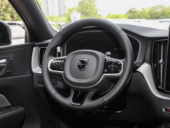 2025 Volvo XC60 II Рестайлинг 2, чёрный - вид 10
