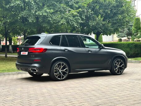 2021 BMW X5 40i IV (G05/G18), чёрный, 5650000 рублей, вид 2