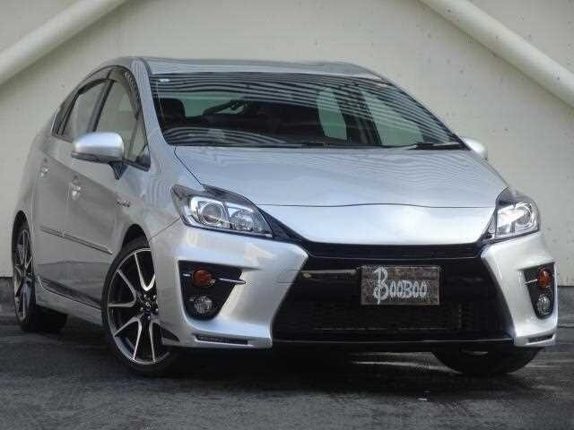 Открыть фотографии: Toyota Prius III Рестайлинг (XW30)