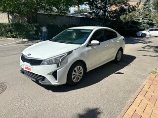 2021 Kia Rio IV Рестайлинг, белый, 1090000 рублей, вид 1