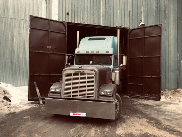 2000 Freightliner FLD, голубой, 2500000 рублей - вид 11