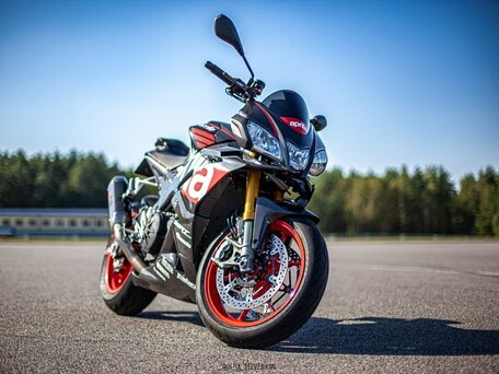 2018 Aprilia Tuono V4, чёрный, 993387 рублей, вид 2