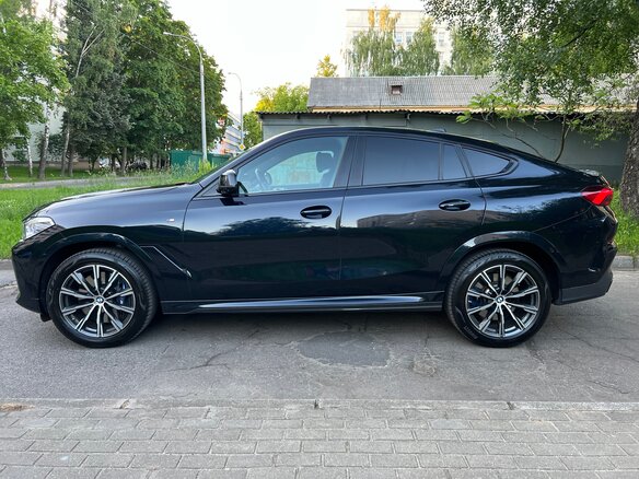 2022 BMW X6 40d III (G06), чёрный, 6550000 рублей - вид 6