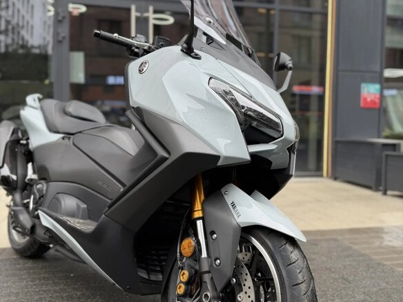 2025 Yamaha TMAX, серый, 1650000 рублей - вид 3