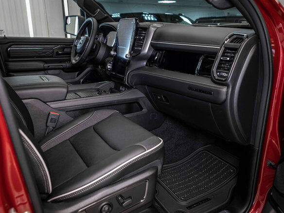 2026 Ram 1500 Crew Cab V Рестайлинг, красный - вид 22