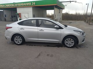 2018 Hyundai Solaris II, серебристый, 900000 рублей, вид 4