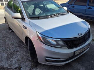 2015 Kia Rio III Рестайлинг, серебристый, 650000 рублей, вид 1