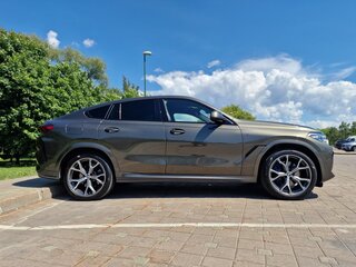 2021 BMW X6 30d III (G06), коричневый, 9999999 рублей, вид 4