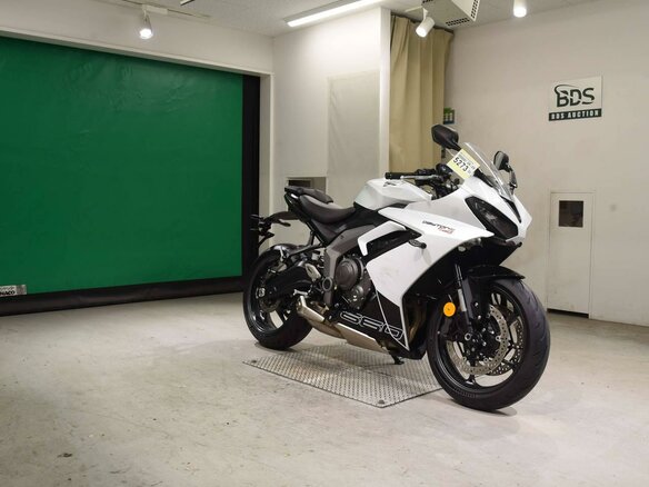 2024 Triumph Daytona 660, белый, 877000 рублей - вид 2