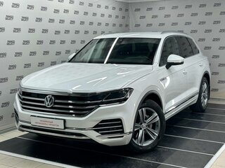 2018 Volkswagen Touareg III, белый, 3875000 рублей, вид 1