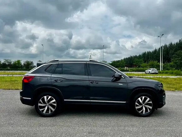 2022 Volkswagen Tayron I, чёрный, 2240000 рублей - вид 6
