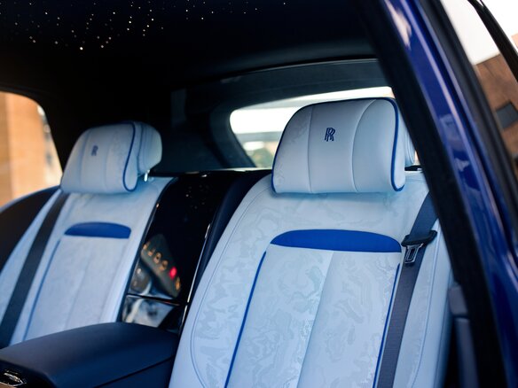 2024 Rolls-Royce Cullinan Black Badge I (Series I), синий, 79000000 рублей - вид 16