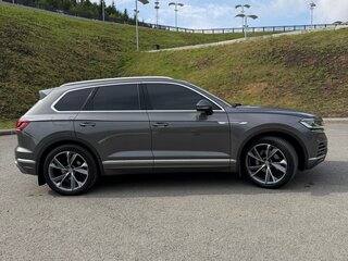 2020 Volkswagen Touareg III, серый, 3830000 рублей, вид 4