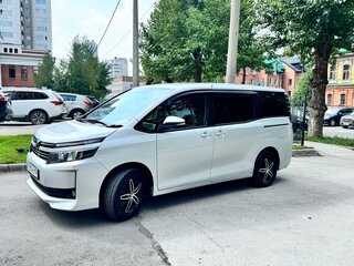2015 Toyota Voxy III (R80), серебристый, 1875000 рублей, вид 1