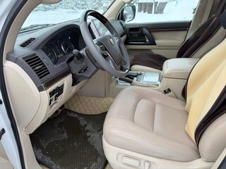 2019 Toyota Land Cruiser 200 Series Рестайлинг 2, белый, 7900000 рублей, вид 5