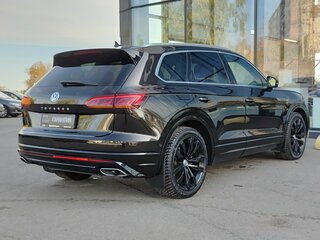 2018 Volkswagen Touareg III, коричневый, 4492800 рублей, вид 5