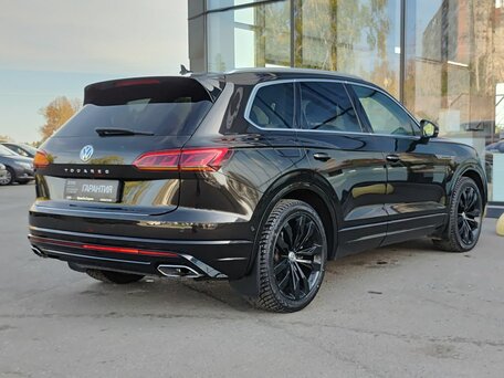 2018 Volkswagen Touareg III, коричневый, 4430400 рублей, вид 5