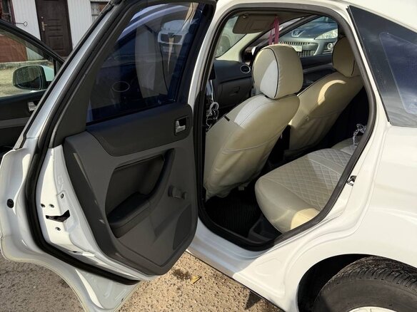 2010 Ford Focus II Рестайлинг, белый, 400000 рублей - вид 16
