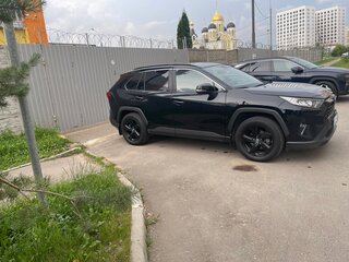2021 Toyota RAV4 V (XA50), чёрный, 3200000 рублей, вид 2