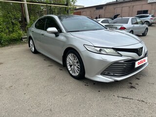 2021 Toyota Camry VIII (XV70), серебристый, 3399000 рублей, вид 3