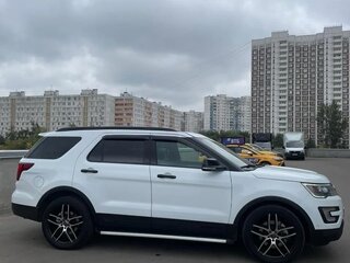 2016 Ford Explorer V Рестайлинг, белый, 2400000 рублей, вид 3