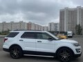 2016 Ford Explorer V Рестайлинг, белый, 2400000 рублей - вид 2