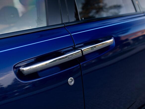 2024 Rolls-Royce Cullinan Black Badge I (Series I), синий, 79000000 рублей - вид 14