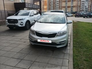 2015 Kia Rio III Рестайлинг, серебристый, 470000 рублей, вид 3