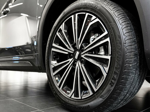 2026 Geely EX5 Гибрид EM-i, серый, 3974990 рублей - вид 13